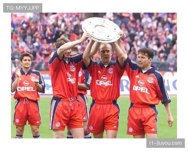 拜仁慕尼黑训练课重点演练前场任意球不同落点的争抢