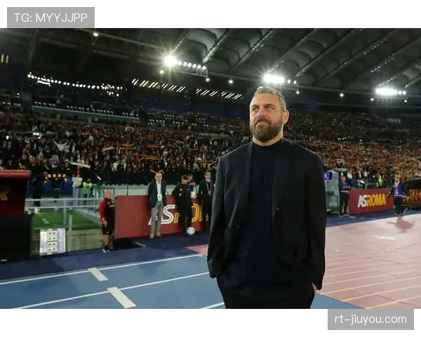 特写：德罗西场边激情指挥，罗马扳平比分后与替补席疯狂庆祝